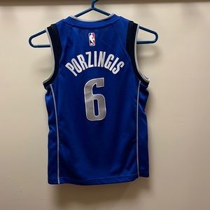 Dallas Mavericks Porzingus jersey. Kids size small.